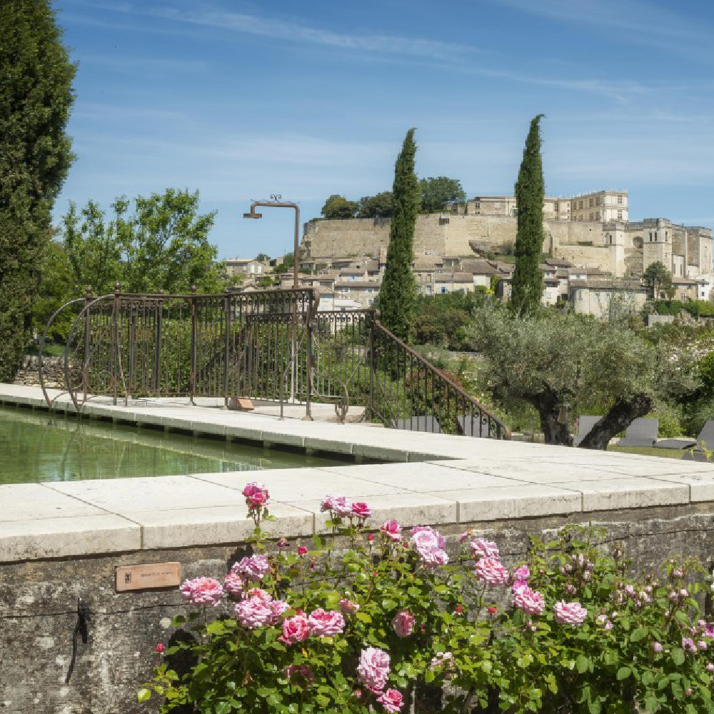 piscine au pied du chateau
