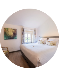 For two people: One night in a "CHENE" Room, a dinner at the Bistro Chapouton, at the Chef's choice (Starter, main course, dessert, excluding drinks) and the Champagne buffet breakfast included. Excluding school holidays, long weekends, public holidays and special evenings.