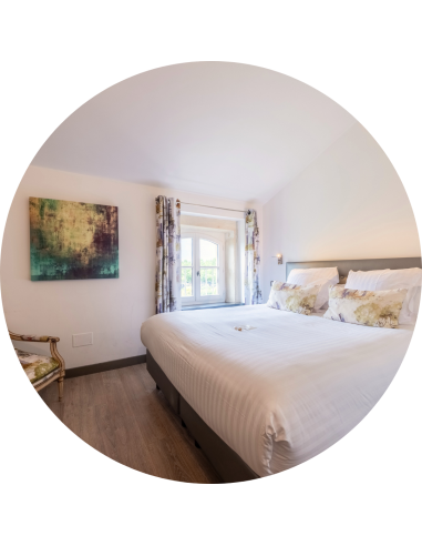 Séjour en week-end (nuitée du vendredi ou samedi) à la FERME CHAPOUTON. Pour 2 personnes: 1 nuit en Chambre CHÊNE, 1 dîner au Bistro Chapouton au choix du Chef (Entrée, plat, dessert, hors boissons) et petit-déjeuner buffet au Champagne inclus. Hors vacances scolaires, ponts, fériés et soirées spéciales.