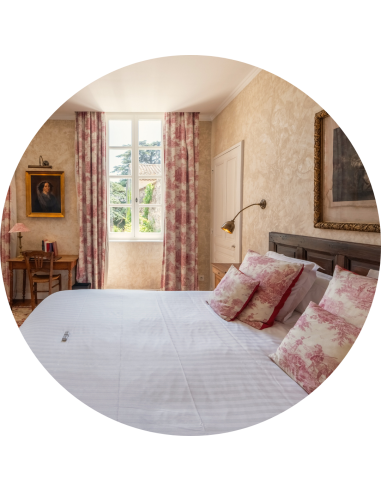 Séjour en week-end (nuitée du vendredi ou samedi à choisir) au CLAIR DE LA PLUME****. Pour deux personnes: Une nuit en Suite, un dîner en 4 services au restaurant gastronomique (hors boissons) et petit-déjeuner buffet au Champagne inclus. Hors vacances scolaires, ponts, fériés et soirées spéciales.