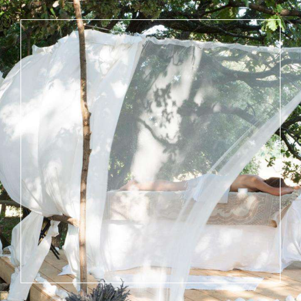 massage sous les chênes à la Ferme Chapouton séjour bien être Grignan