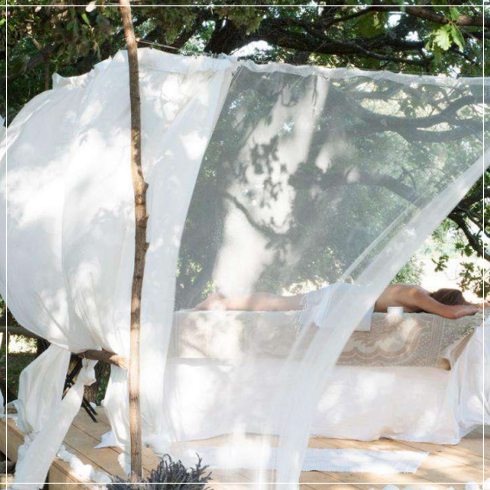 massage sous les chênes à la Ferme Chapouton séjour bien être Grignan