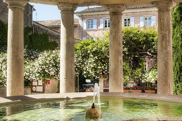 le lavoir devant le Clair de la Plume